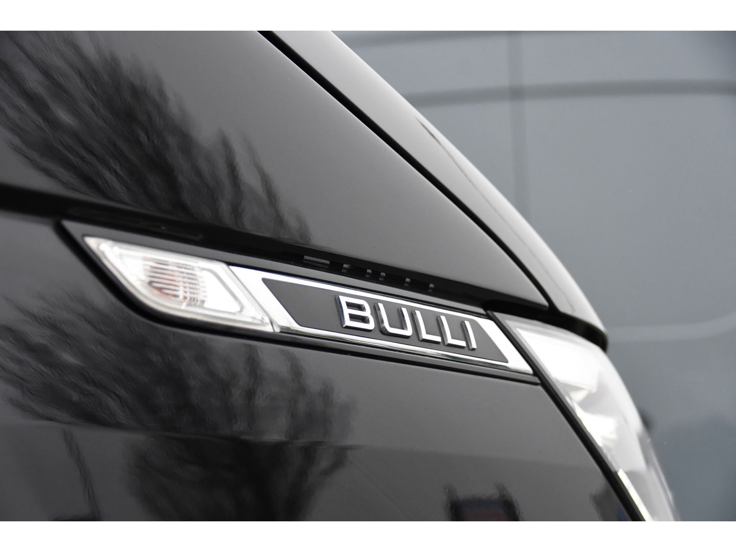 Volkswagen Transporter 2.0 TDI L2H1 32 DC Bulli Virtual, Adaptieve Cruise, Carplay, Leder, LED, 204pk, Automaat, 2 x Schuifdeur, Stoelverwarming, Uniek!