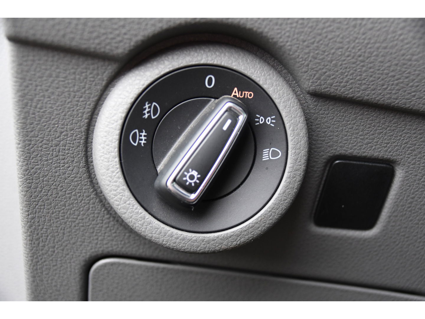 Volkswagen Transporter 2.0 TDI L2H1 32 DC Bulli Virtual, Adaptieve Cruise, Carplay, Leder, LED, 204pk, Automaat, 2 x Schuifdeur, Stoelverwarming, Uniek!