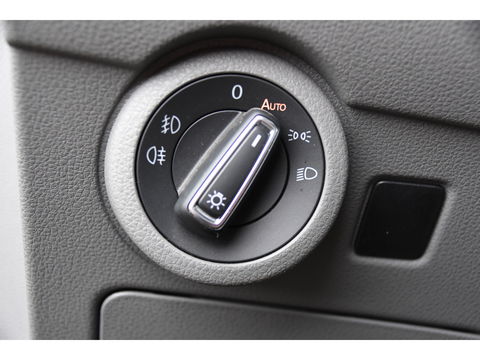 Volkswagen Transporter 2.0 TDI L2H1 32 DC Bulli Virtual, Adaptieve Cruise, Carplay, Leder, LED, 204pk, Automaat, 2 x Schuifdeur, Stoelverwarming, Uniek!