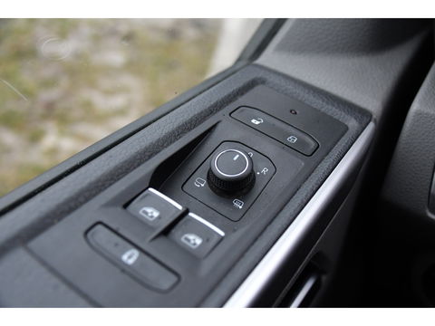 Volkswagen Transporter 2.0 TDI L2H1 32 DC Bulli Virtual, Adaptieve Cruise, Carplay, Leder, LED, 204pk, Automaat, 2 x Schuifdeur, Stoelverwarming, Uniek!