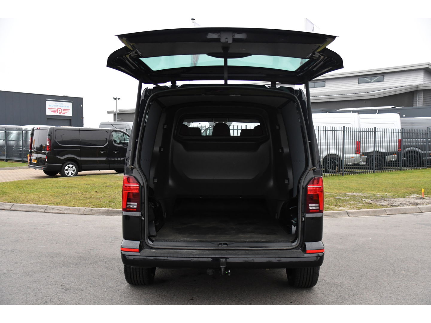 Volkswagen Transporter 2.0 TDI L2H1 32 DC Bulli Virtual, Adaptieve Cruise, Carplay, Leder, LED, 204pk, Automaat, 2 x Schuifdeur, Stoelverwarming, Uniek!