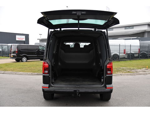 Volkswagen Transporter 2.0 TDI L2H1 32 DC Bulli Virtual, Adaptieve Cruise, Carplay, Leder, LED, 204pk, Automaat, 2 x Schuifdeur, Stoelverwarming, Uniek!