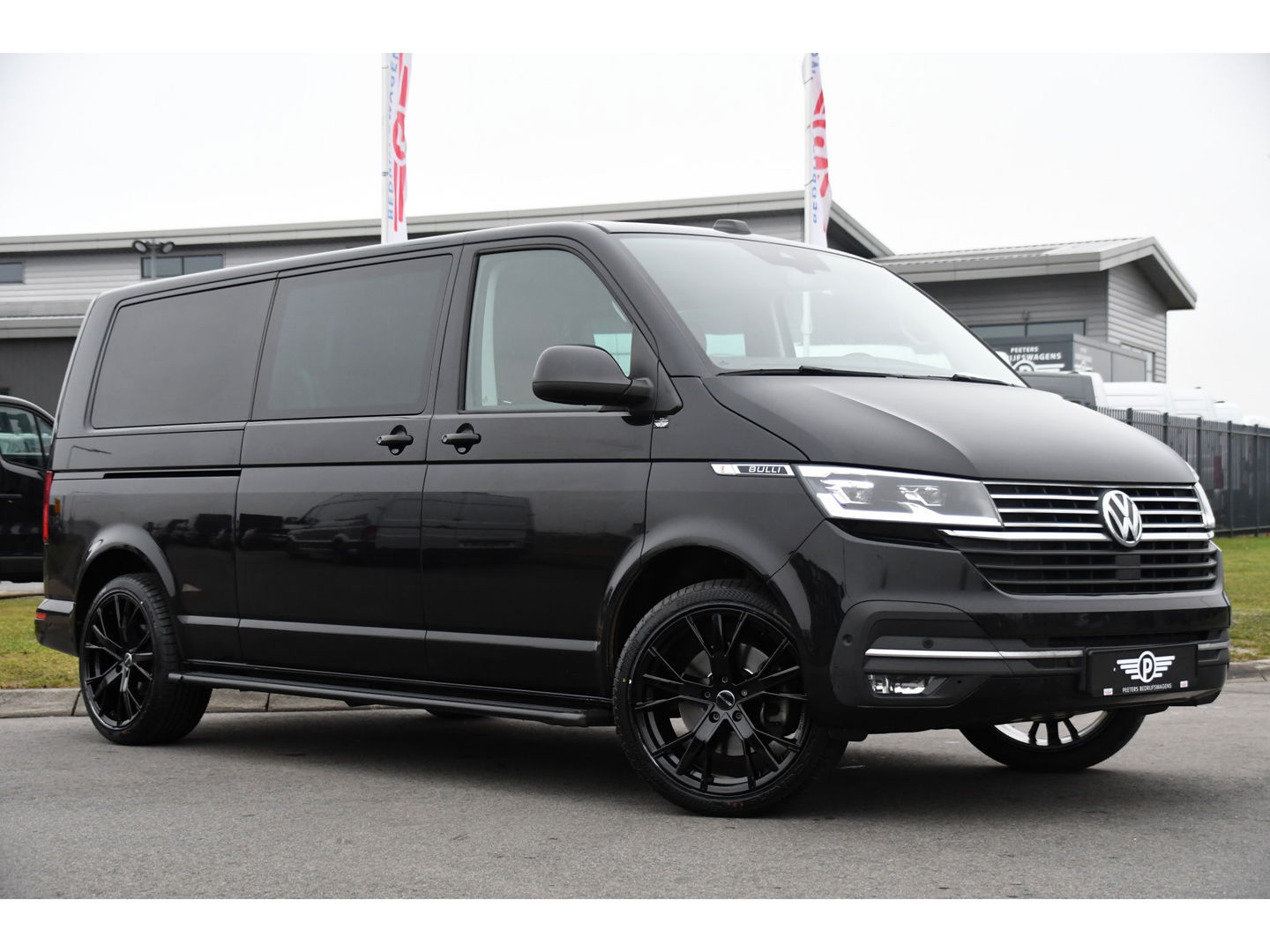 Volkswagen Transporter 2.0 TDI L2H1 32 DC Bulli Virtual, Adaptieve Cruise, Carplay, Leder, LED, 204pk, Automaat, 2 x Schuifdeur, Stoelverwarming, Uniek!