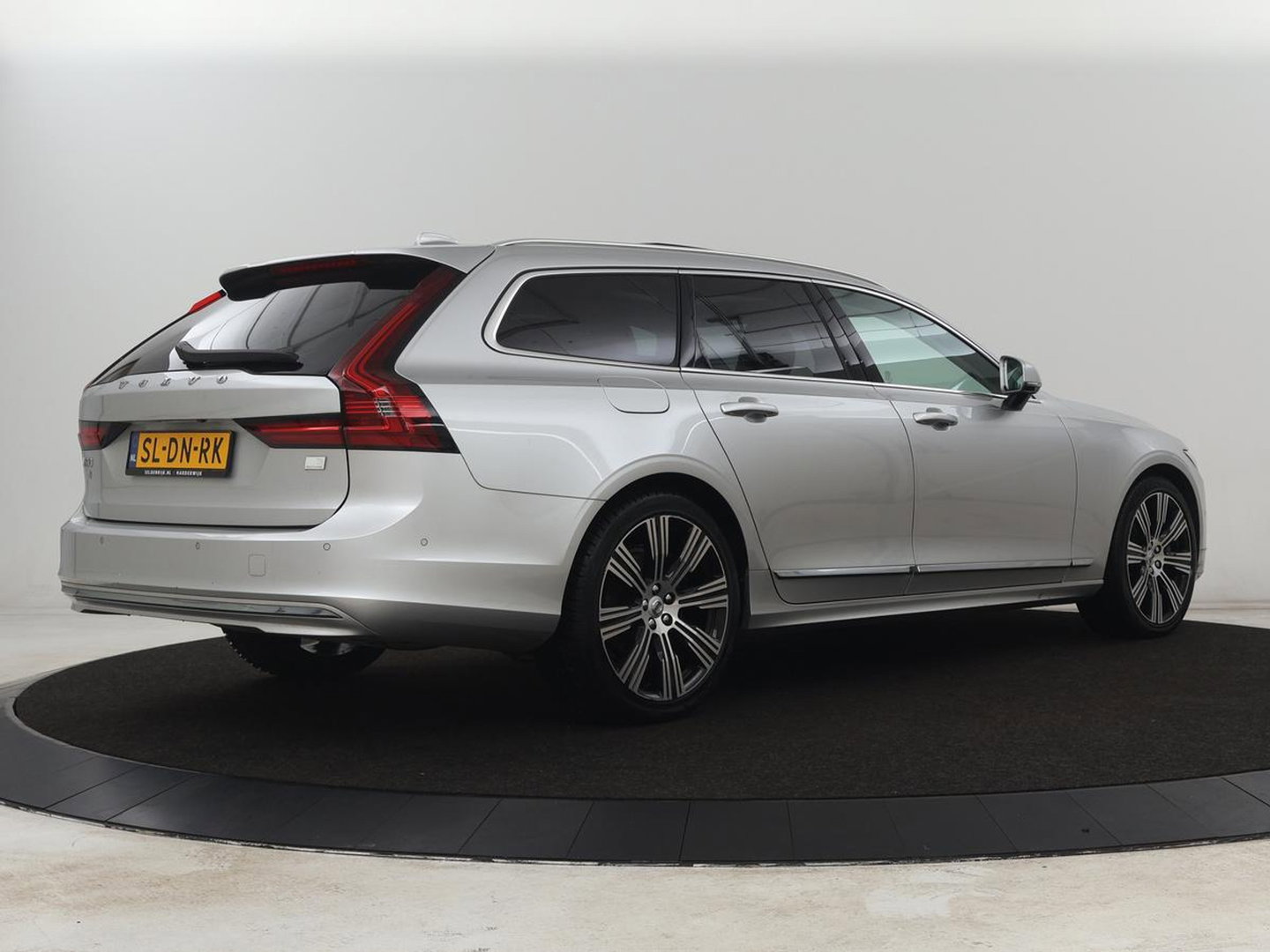 Volvo V90 2.0 T6 Plug In AWD Inscription | SOH 97% | Panoramadak | Head-Up | Leder | Harman/Kardon | 20'' | 360 Camera | Stoelverwarming | Keyless | Carplay | Full LED | Stuurverwarming | PHEV