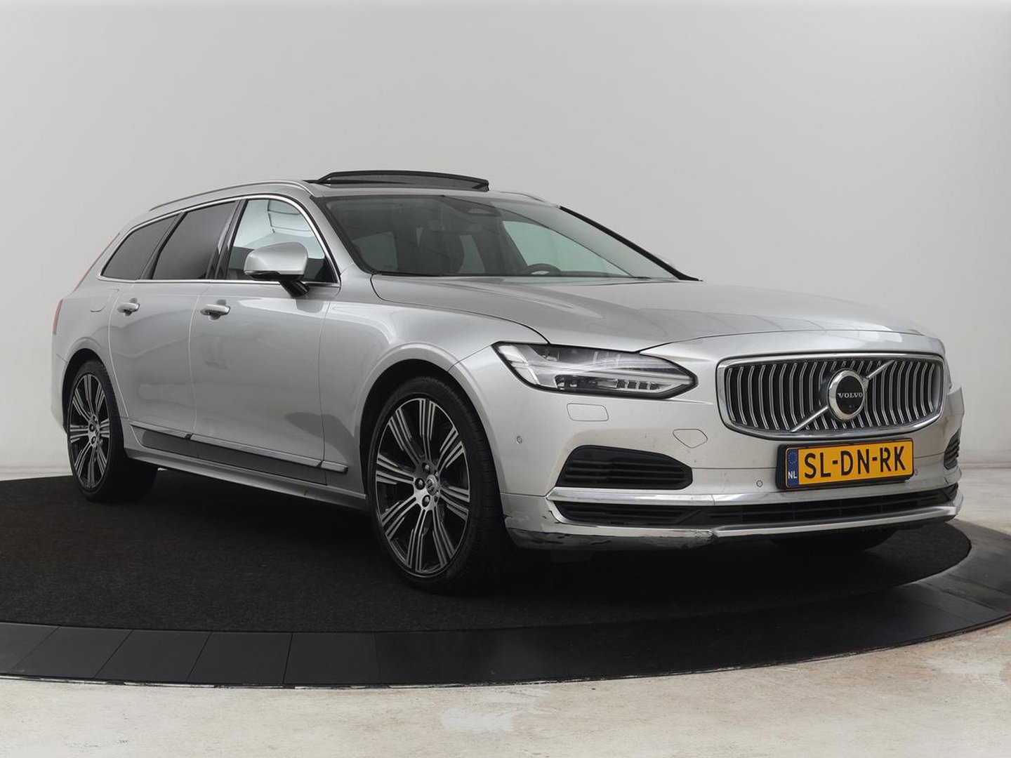 Volvo V90 2.0 T6 Plug In AWD Inscription | SOH 97% | Panoramadak | Head-Up | Leder | Harman/Kardon | 20'' | 360 Camera | Stoelverwarming | Keyless | Carplay | Full LED | Stuurverwarming | PHEV