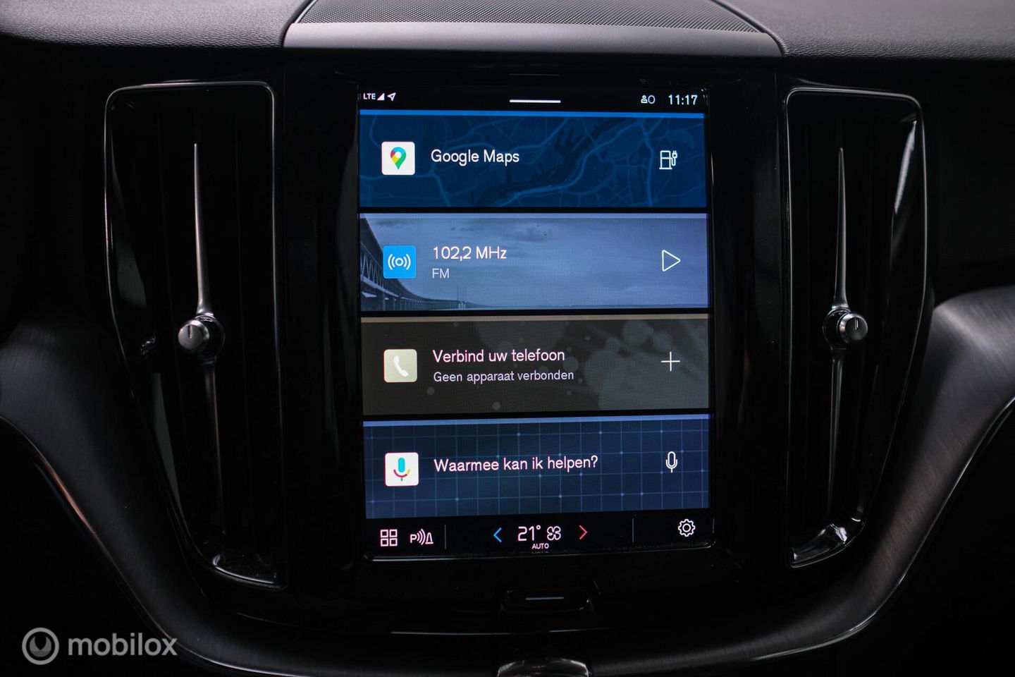 Volvo XC60 2.0 T6 Plug-in hybrid AWD Recharge 340 pk | Trekhaak | Facelift interface | Panoramadak | incl dakkoffer | NL NAP auto |