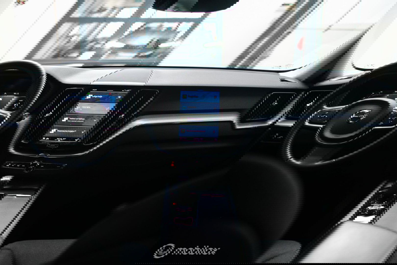 Volvo XC60 2.0 T6 Plug-in hybrid AWD Recharge 340 pk | Trekhaak | Facelift interface | Panoramadak | incl dakkoffer | NL NAP auto |