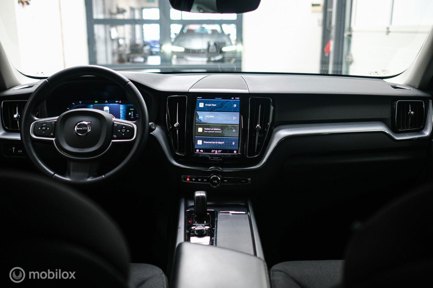 Volvo XC60 2.0 T6 Plug-in hybrid AWD Recharge 340 pk | Trekhaak | Facelift interface | Panoramadak | incl dakkoffer | NL NAP auto |