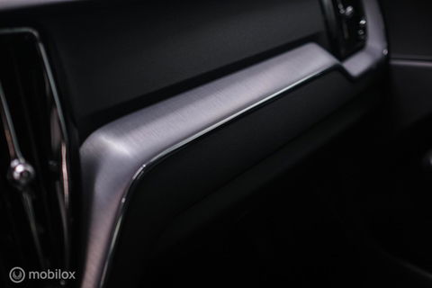 Volvo XC60 2.0 T6 Plug-in hybrid AWD Recharge 340 pk | Trekhaak | Facelift interface | Panoramadak | incl dakkoffer | NL NAP auto |
