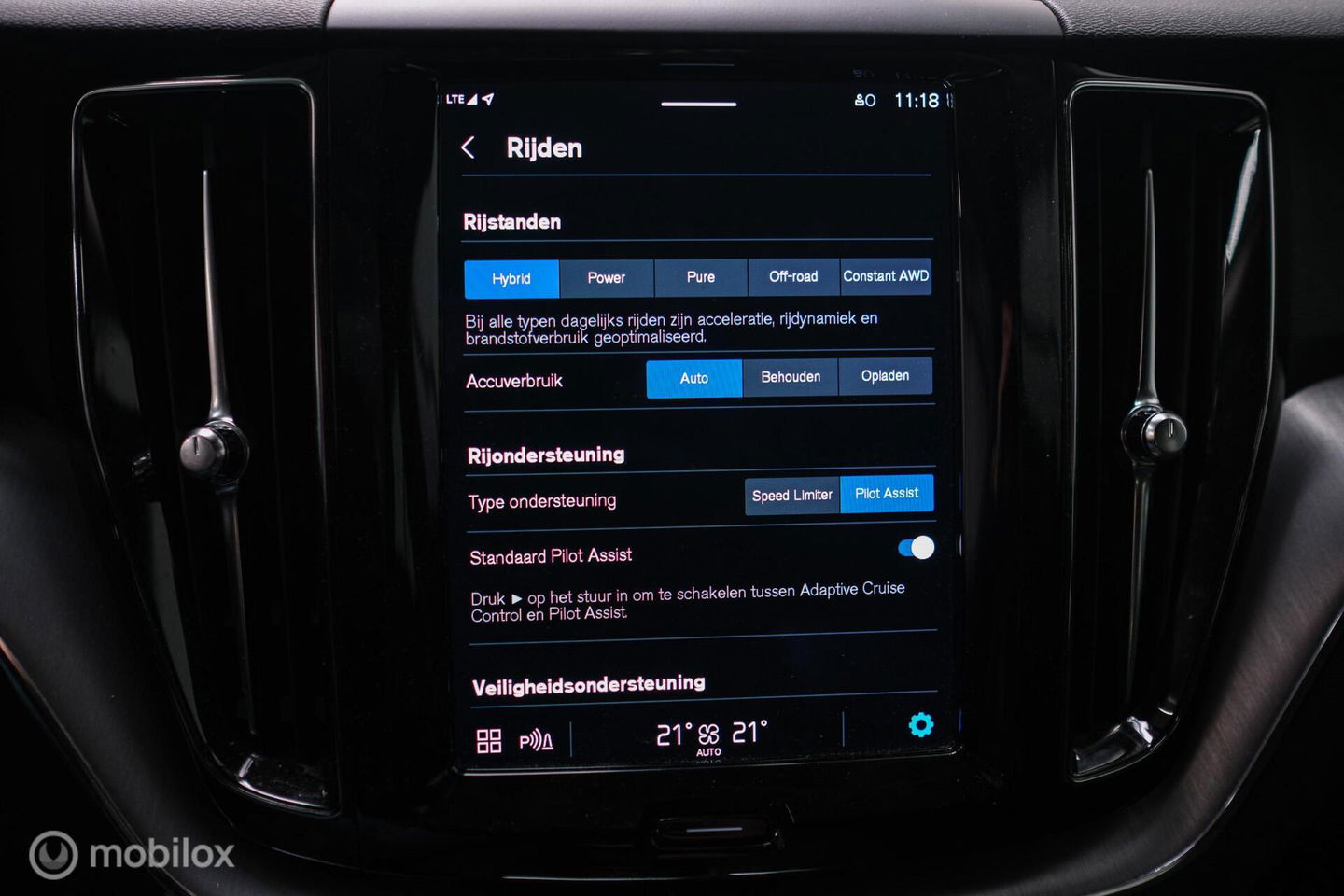 Volvo XC60 2.0 T6 Plug-in hybrid AWD Recharge 340 pk | Trekhaak | Facelift interface | Panoramadak | incl dakkoffer | NL NAP auto |