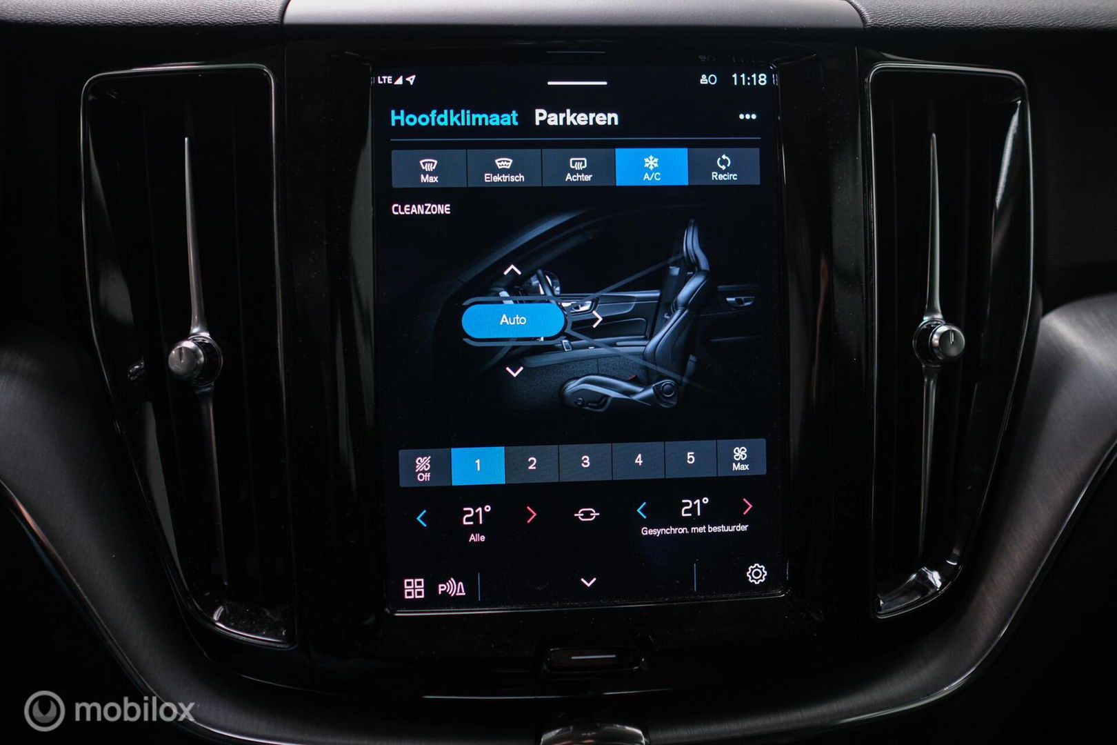 Volvo XC60 2.0 T6 Plug-in hybrid AWD Recharge 340 pk | Trekhaak | Facelift interface | Panoramadak | incl dakkoffer | NL NAP auto |