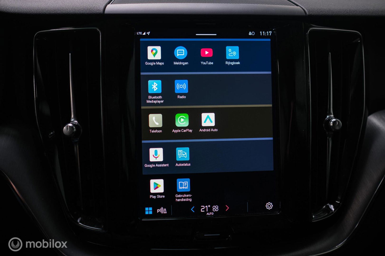 Volvo XC60 2.0 T6 Plug-in hybrid AWD Recharge 340 pk | Trekhaak | Facelift interface | Panoramadak | incl dakkoffer | NL NAP auto |