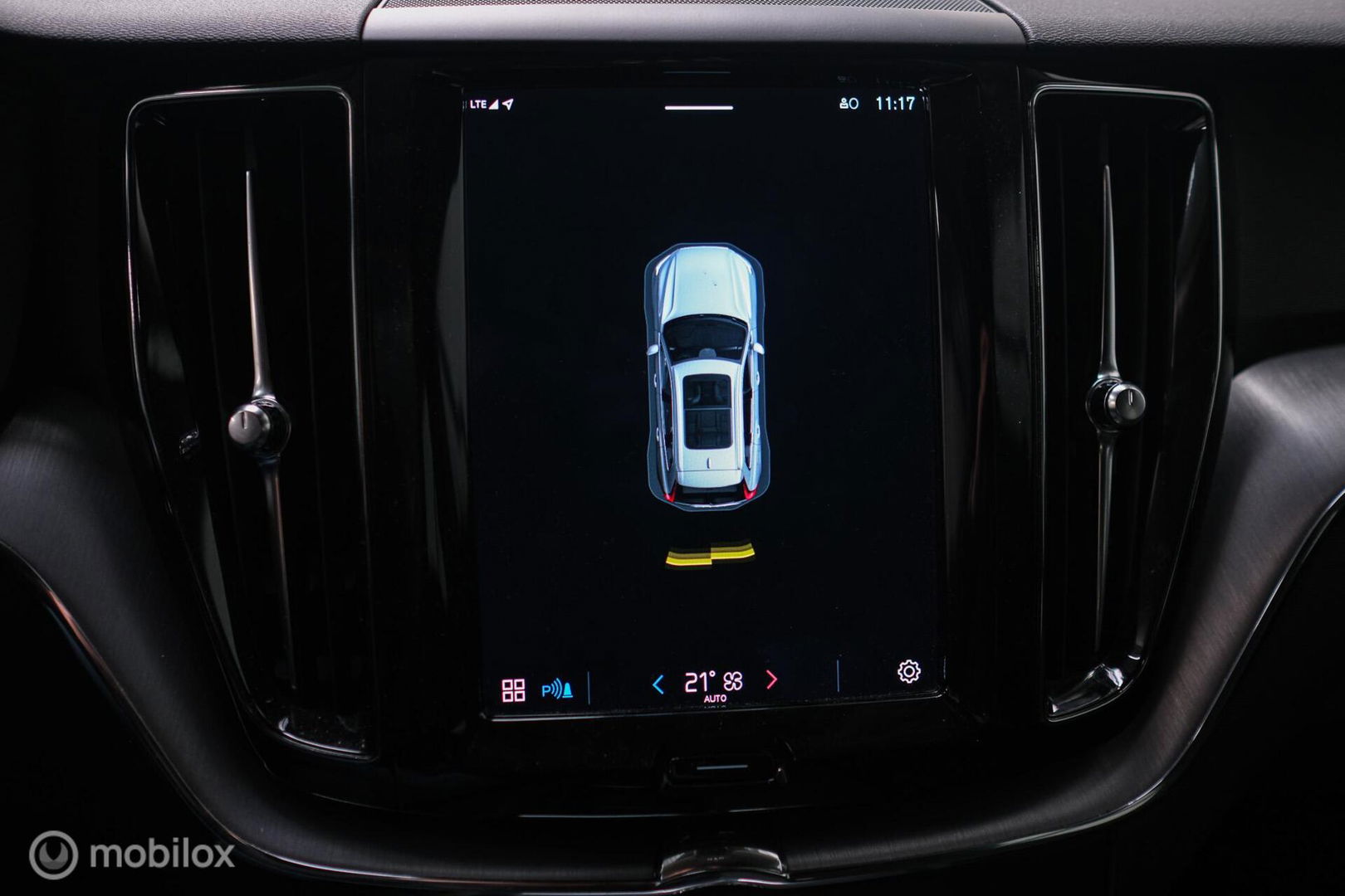 Volvo XC60 2.0 T6 Plug-in hybrid AWD Recharge 340 pk | Trekhaak | Facelift interface | Panoramadak | incl dakkoffer | NL NAP auto |