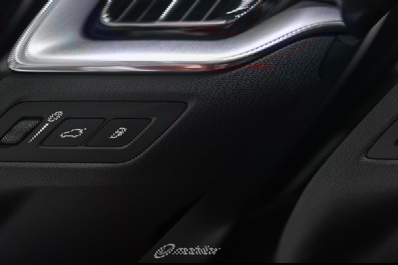 Volvo XC60 2.0 T6 Plug-in hybrid AWD Recharge 340 pk | Trekhaak | Facelift interface | Panoramadak | incl dakkoffer | NL NAP auto |