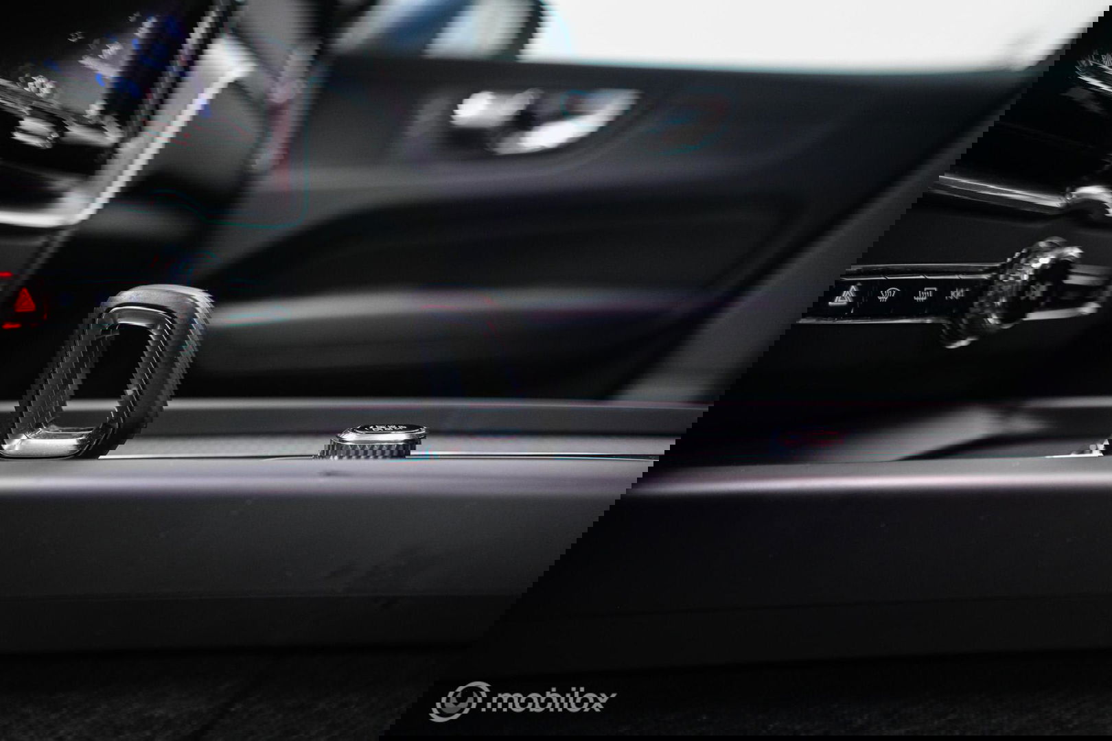 Volvo XC60 2.0 T6 Plug-in hybrid AWD Recharge 340 pk | Trekhaak | Facelift interface | Panoramadak | incl dakkoffer | NL NAP auto |