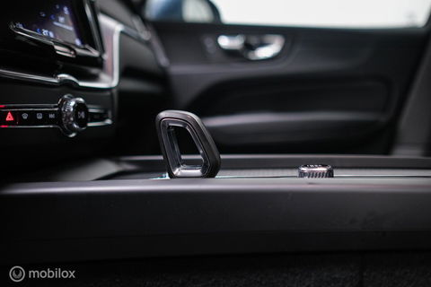 Volvo XC60 2.0 T6 Plug-in hybrid AWD Recharge 340 pk | Trekhaak | Facelift interface | Panoramadak | incl dakkoffer | NL NAP auto |