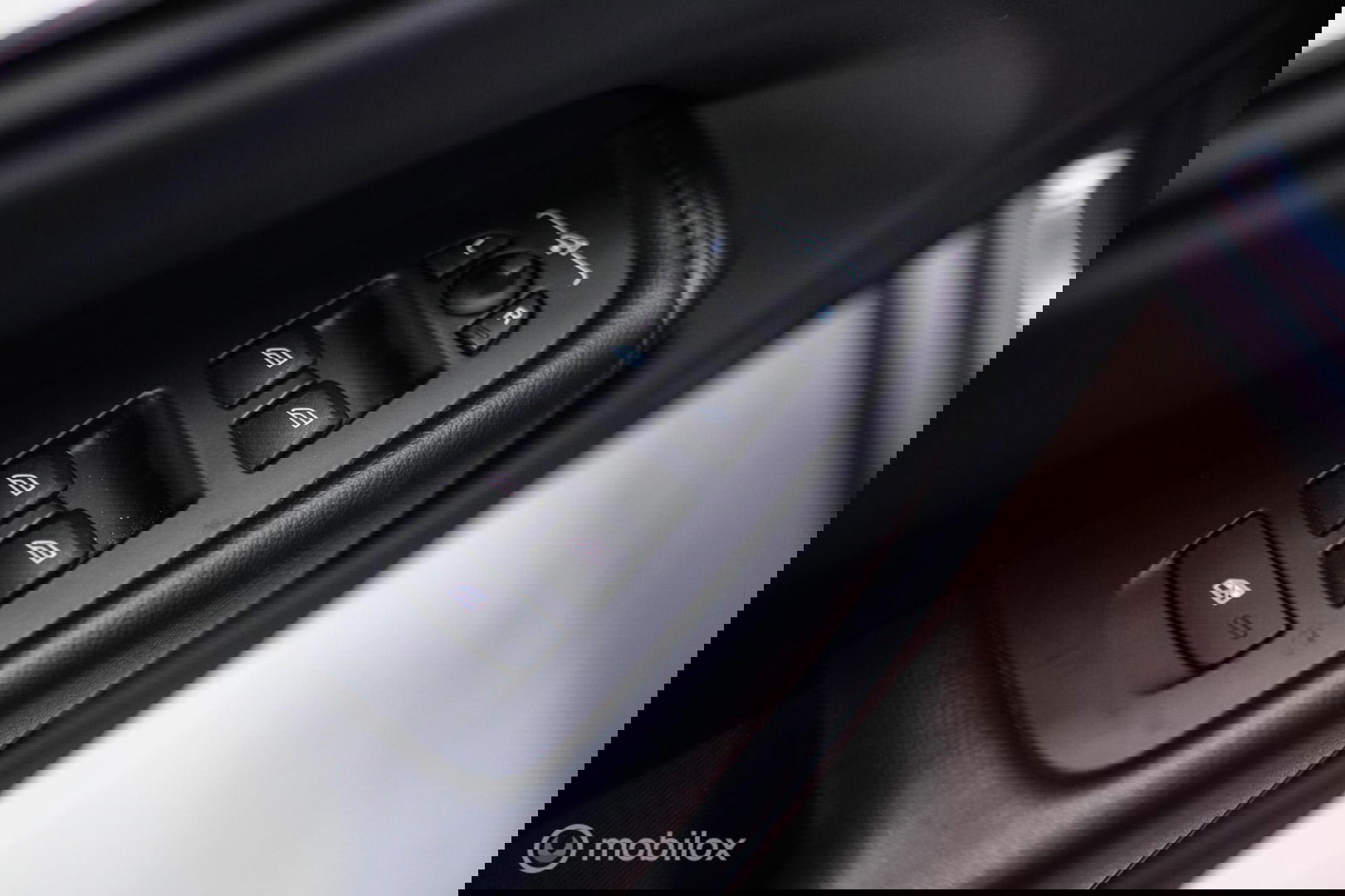 Volvo XC60 2.0 T6 Plug-in hybrid AWD Recharge 340 pk | Trekhaak | Facelift interface | Panoramadak | incl dakkoffer | NL NAP auto |