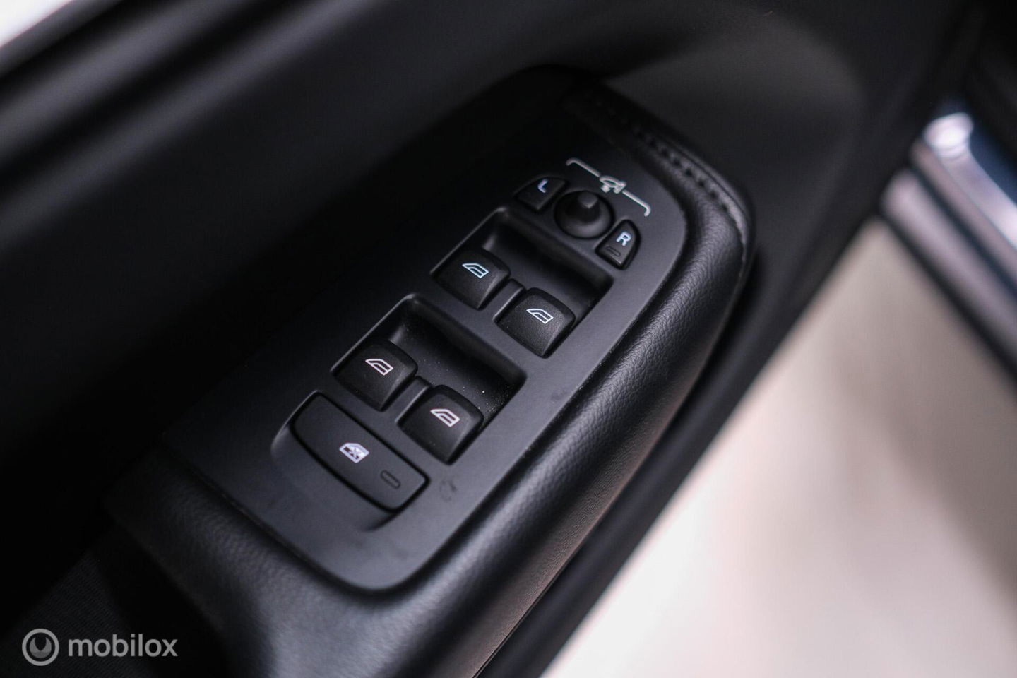 Volvo XC60 2.0 T6 Plug-in hybrid AWD Recharge 340 pk | Trekhaak | Facelift interface | Panoramadak | incl dakkoffer | NL NAP auto |