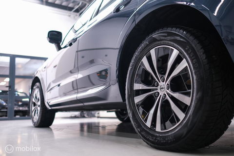 Volvo XC60 2.0 T6 Plug-in hybrid AWD Recharge 340 pk | Trekhaak | Facelift interface | Panoramadak | incl dakkoffer | NL NAP auto |