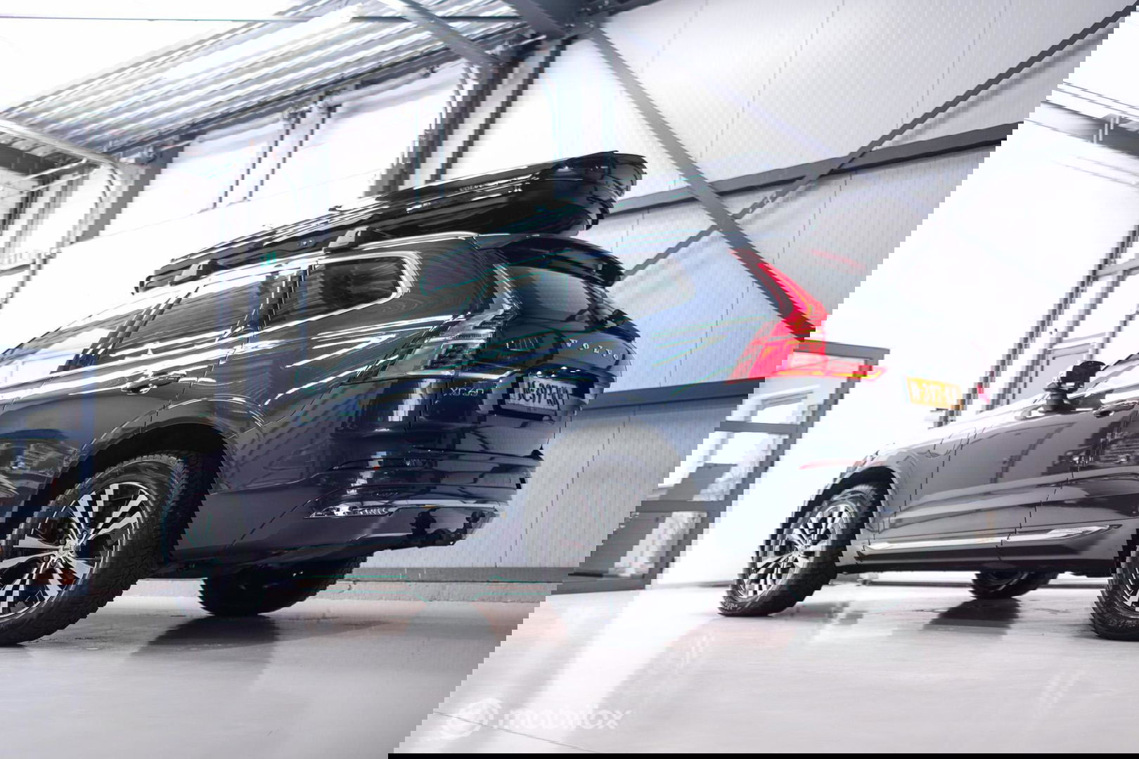 Volvo XC60 2.0 T6 Plug-in hybrid AWD Recharge 340 pk | Trekhaak | Facelift interface | Panoramadak | incl dakkoffer | NL NAP auto |