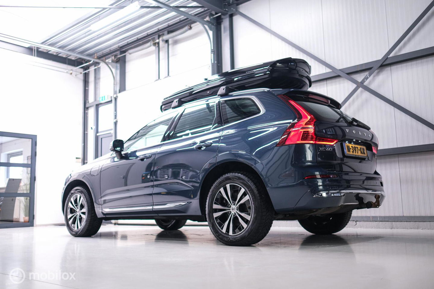 Volvo XC60 2.0 T6 Plug-in hybrid AWD Recharge 340 pk | Trekhaak | Facelift interface | Panoramadak | incl dakkoffer | NL NAP auto |
