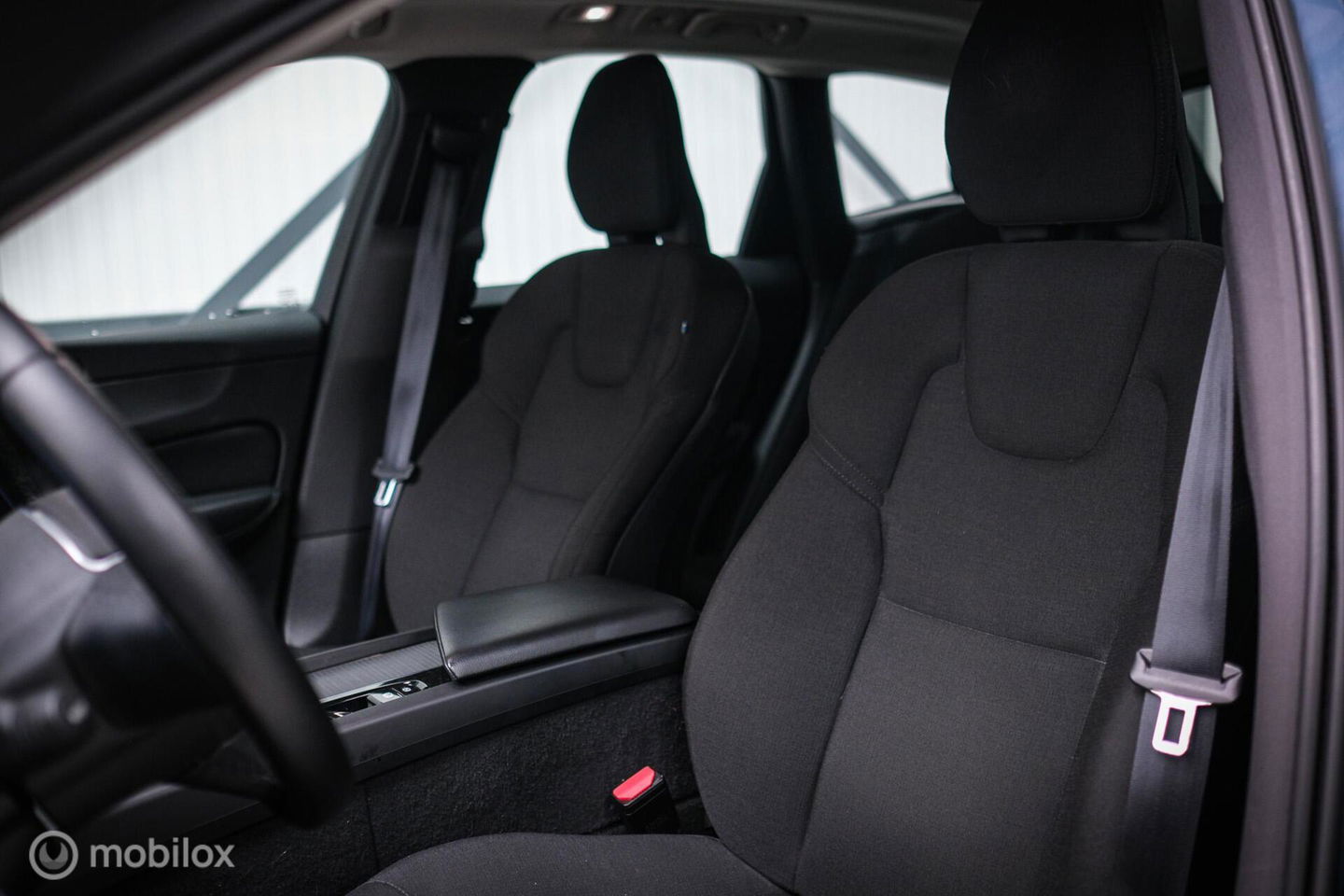 Volvo XC60 2.0 T6 Plug-in hybrid AWD Recharge 340 pk | Trekhaak | Facelift interface | Panoramadak | incl dakkoffer | NL NAP auto |