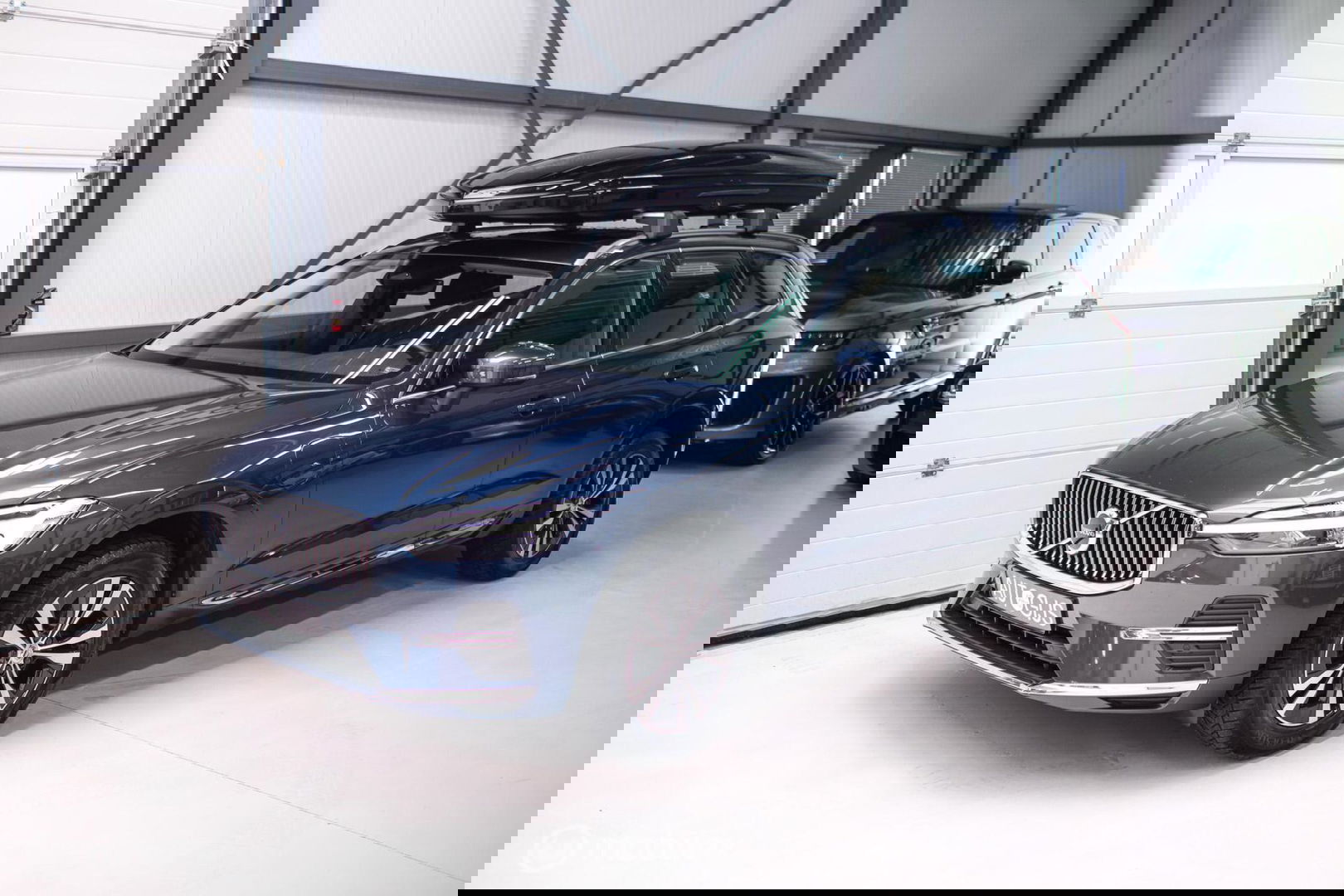 Volvo XC60 2.0 T6 Plug-in hybrid AWD Recharge 340 pk | Trekhaak | Facelift interface | Panoramadak | incl dakkoffer | NL NAP auto |