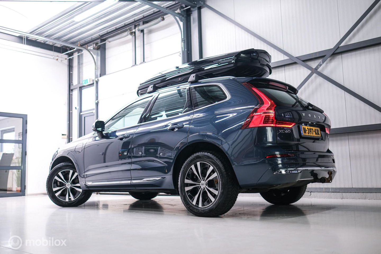 Volvo XC60 2.0 T6 Plug-in hybrid AWD Recharge 340 pk | Trekhaak | Facelift interface | Panoramadak | incl dakkoffer | NL NAP auto |