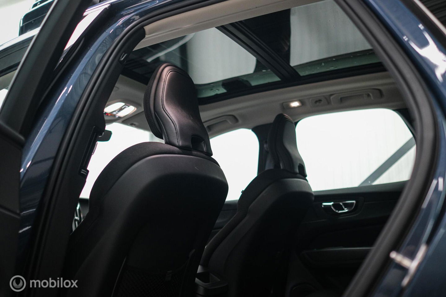 Volvo XC60 2.0 T6 Plug-in hybrid AWD Recharge 340 pk | Trekhaak | Facelift interface | Panoramadak | incl dakkoffer | NL NAP auto |