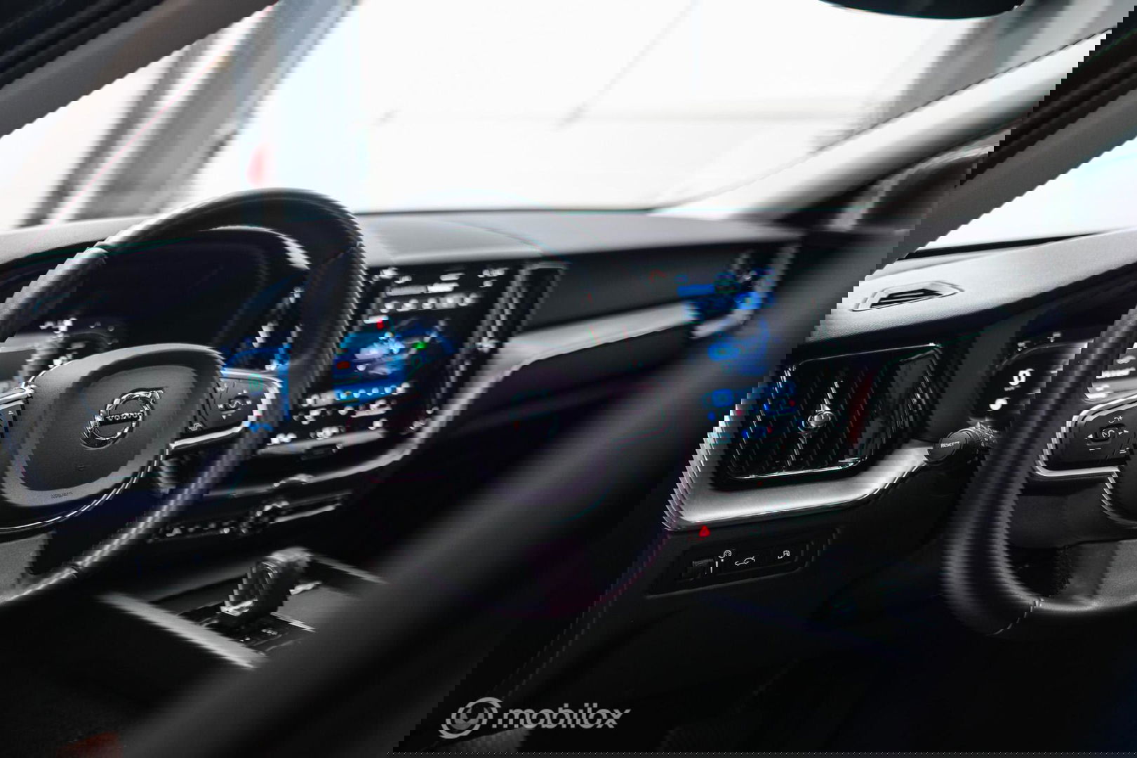 Volvo XC60 2.0 T6 Plug-in hybrid AWD Recharge 340 pk | Trekhaak | Facelift interface | Panoramadak | incl dakkoffer | NL NAP auto |