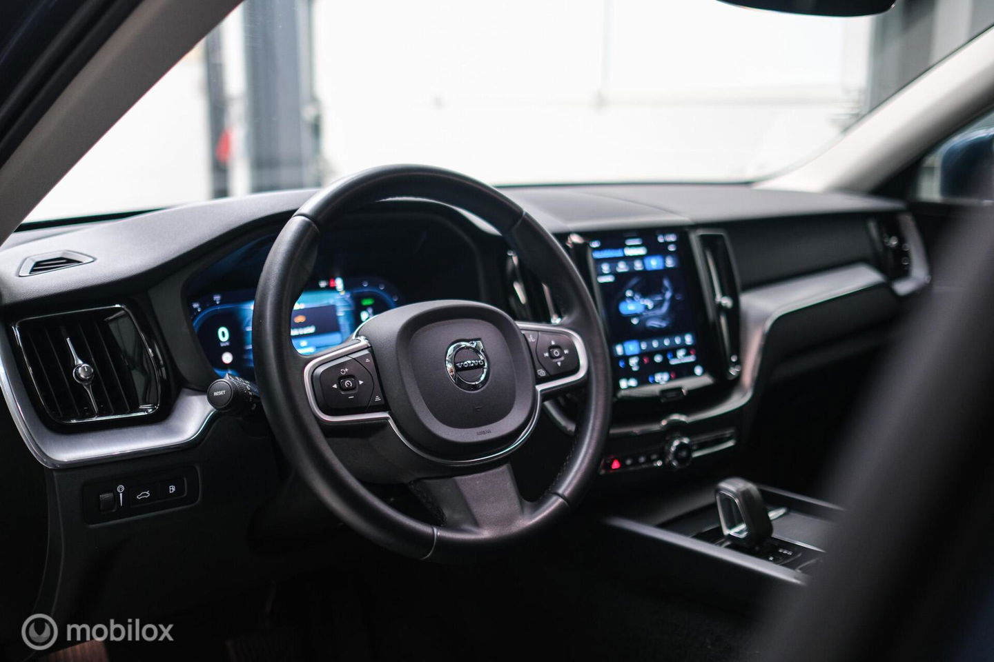 Volvo XC60 2.0 T6 Plug-in hybrid AWD Recharge 340 pk | Trekhaak | Facelift interface | Panoramadak | incl dakkoffer | NL NAP auto |