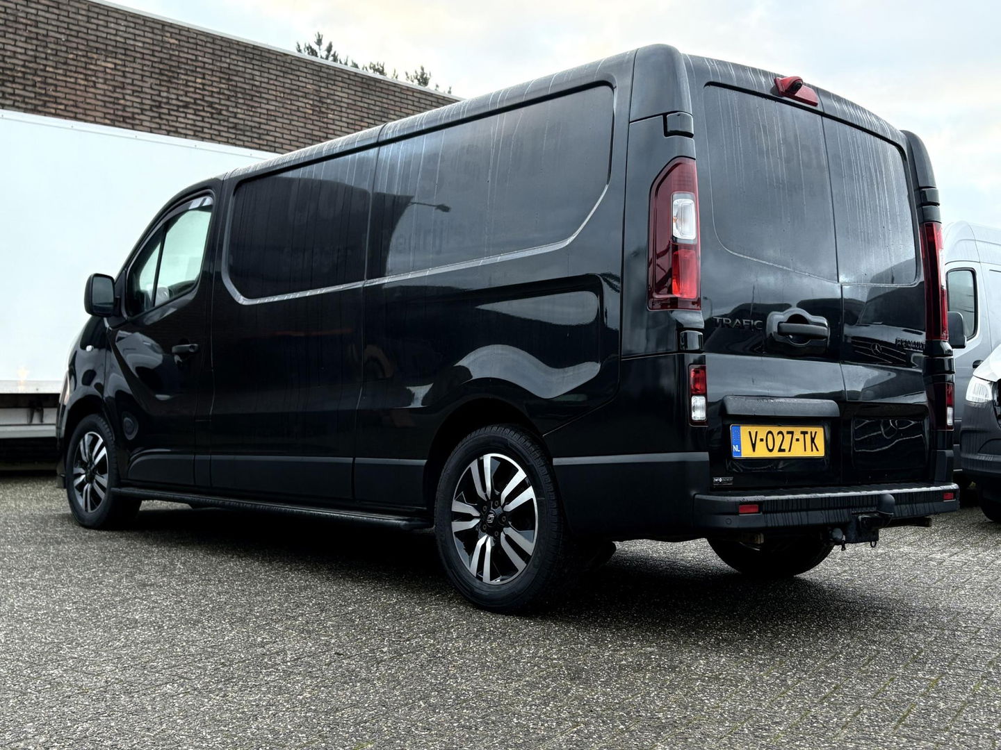 Renault Trafic 120pk L2H1 Black Edition | MARGE | Leder | Navigatie | Camera | Trekhaak | Sidebars |