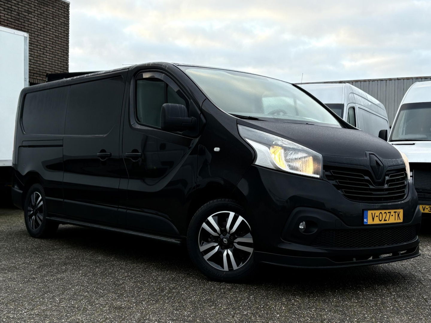 Renault Trafic 120pk L2H1 Black Edition | MARGE | Leder | Navigatie | Camera | Trekhaak | Sidebars |