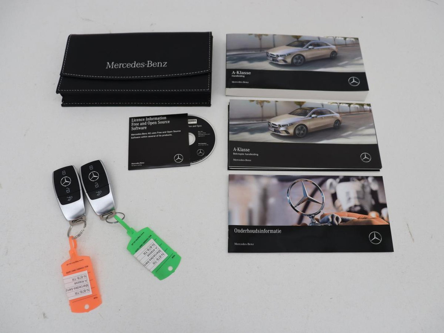 Mercedes-Benz A-Klasse 180 Business Solution | Panoramadak | Stoelverwarming | Full LED | Half leder | Widescreen | Navigatie | Park Assist | Cruise control | Camera | Bluetooth | Climate control