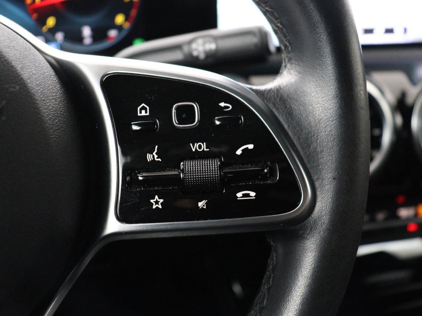 Mercedes-Benz A-Klasse 180 Business Solution | Panoramadak | Stoelverwarming | Full LED | Half leder | Widescreen | Navigatie | Park Assist | Cruise control | Camera | Bluetooth | Climate control