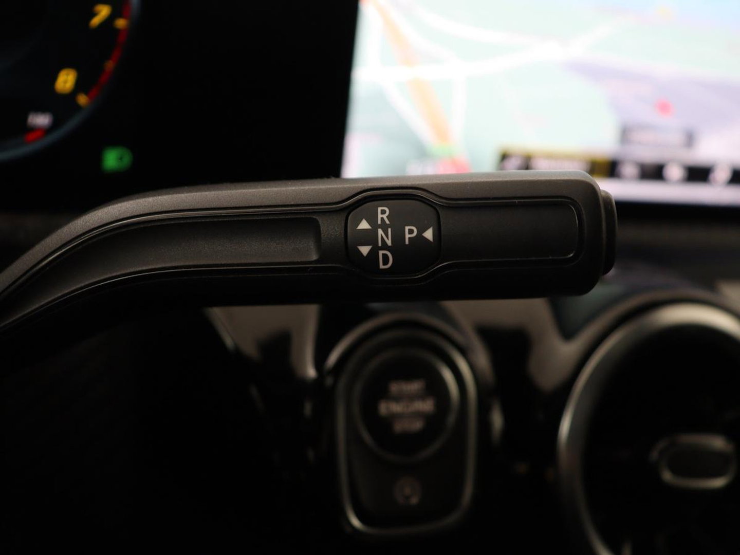 Mercedes-Benz A-Klasse 180 Business Solution | Panoramadak | Stoelverwarming | Full LED | Half leder | Widescreen | Navigatie | Park Assist | Cruise control | Camera | Bluetooth | Climate control