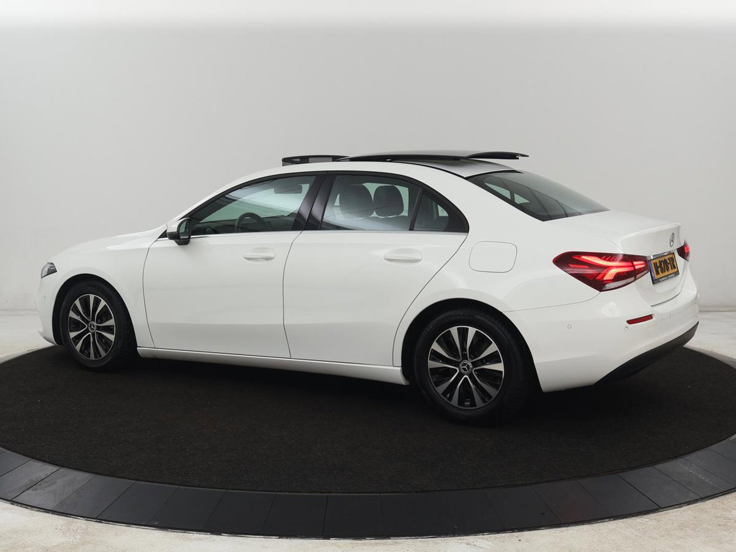 Mercedes-Benz A-Klasse 180 Business Solution | Panoramadak | Stoelverwarming | Full LED | Half leder | Widescreen | Navigatie | Park Assist | Cruise control | Camera | Bluetooth | Climate control