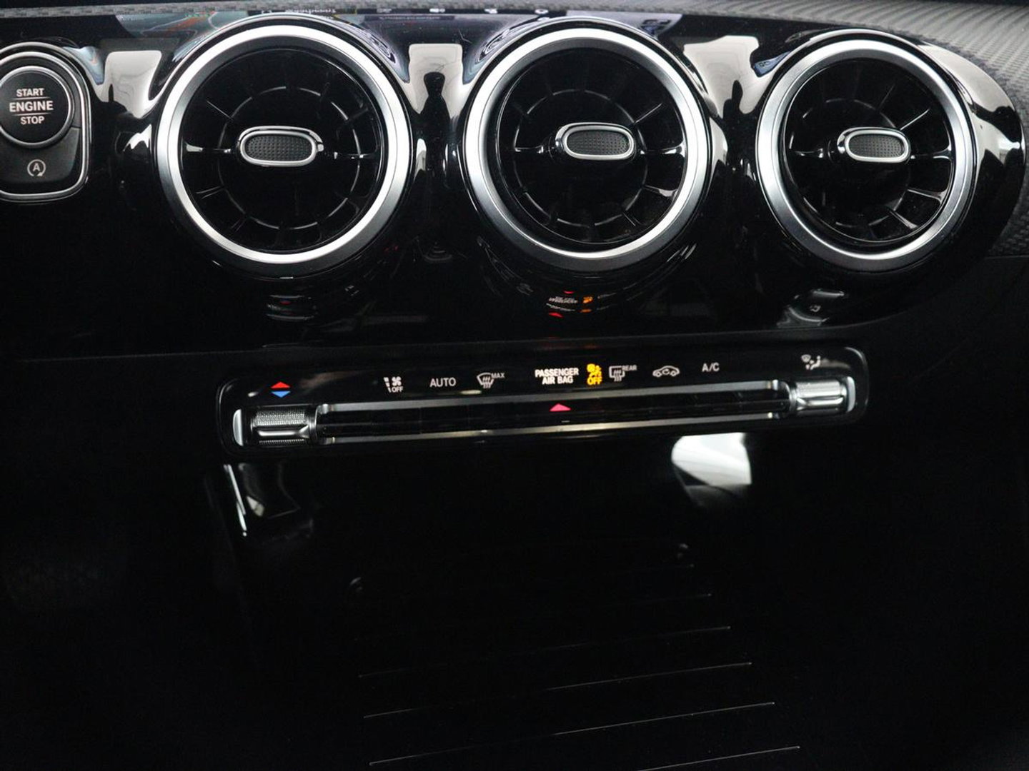 Mercedes-Benz A-Klasse 180 Business Solution | Panoramadak | Stoelverwarming | Full LED | Half leder | Widescreen | Navigatie | Park Assist | Cruise control | Camera | Bluetooth | Climate control