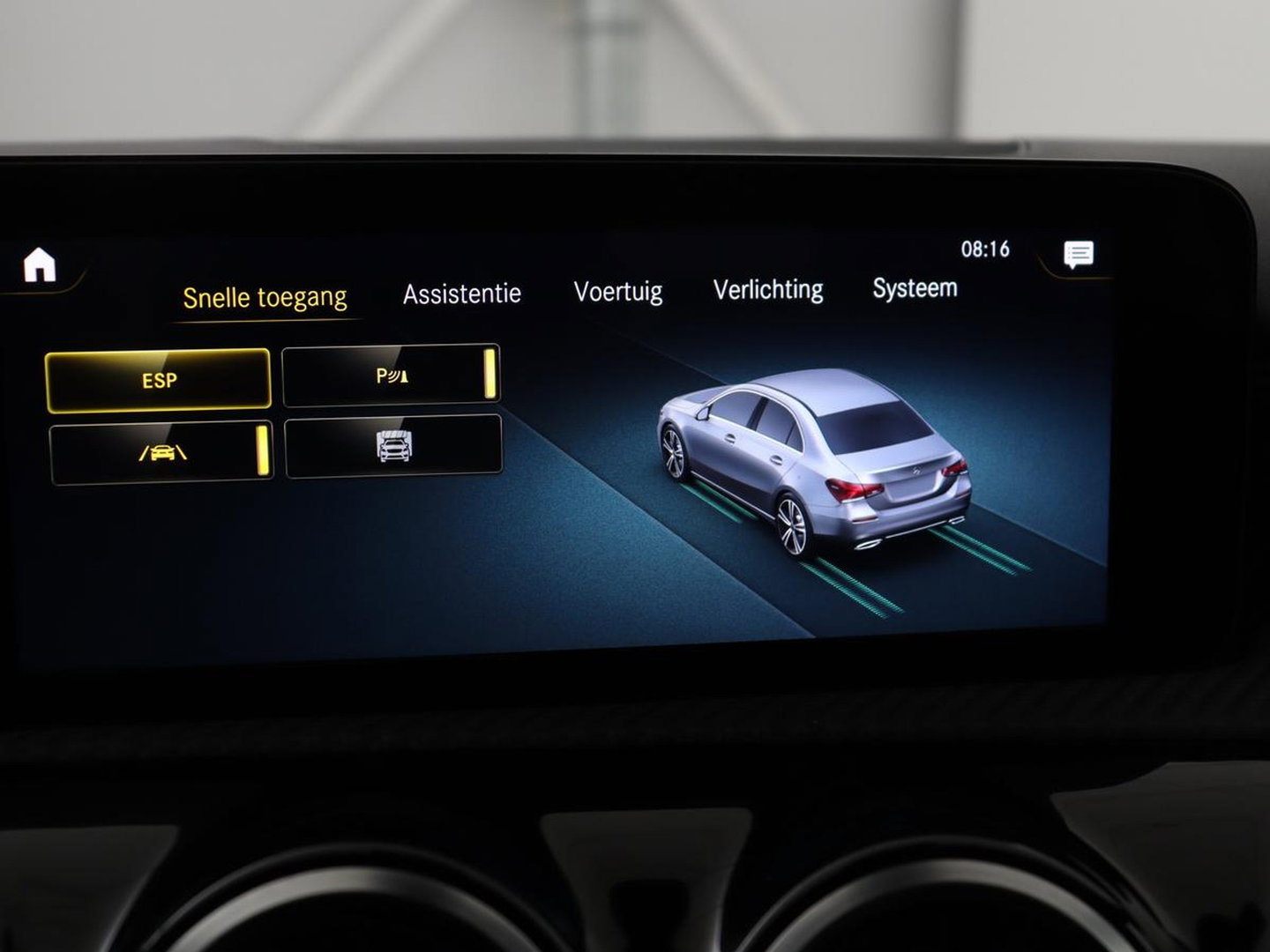 Mercedes-Benz A-Klasse 180 Business Solution | Panoramadak | Stoelverwarming | Full LED | Half leder | Widescreen | Navigatie | Park Assist | Cruise control | Camera | Bluetooth | Climate control