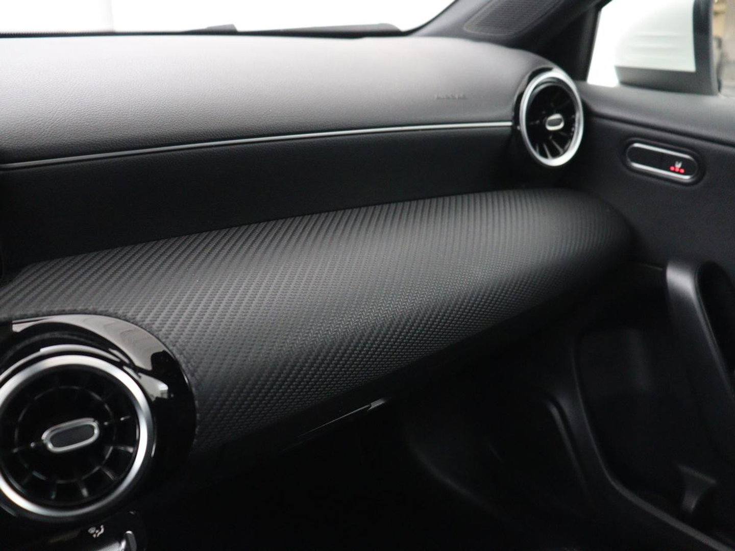 Mercedes-Benz A-Klasse 180 Business Solution | Panoramadak | Stoelverwarming | Full LED | Half leder | Widescreen | Navigatie | Park Assist | Cruise control | Camera | Bluetooth | Climate control