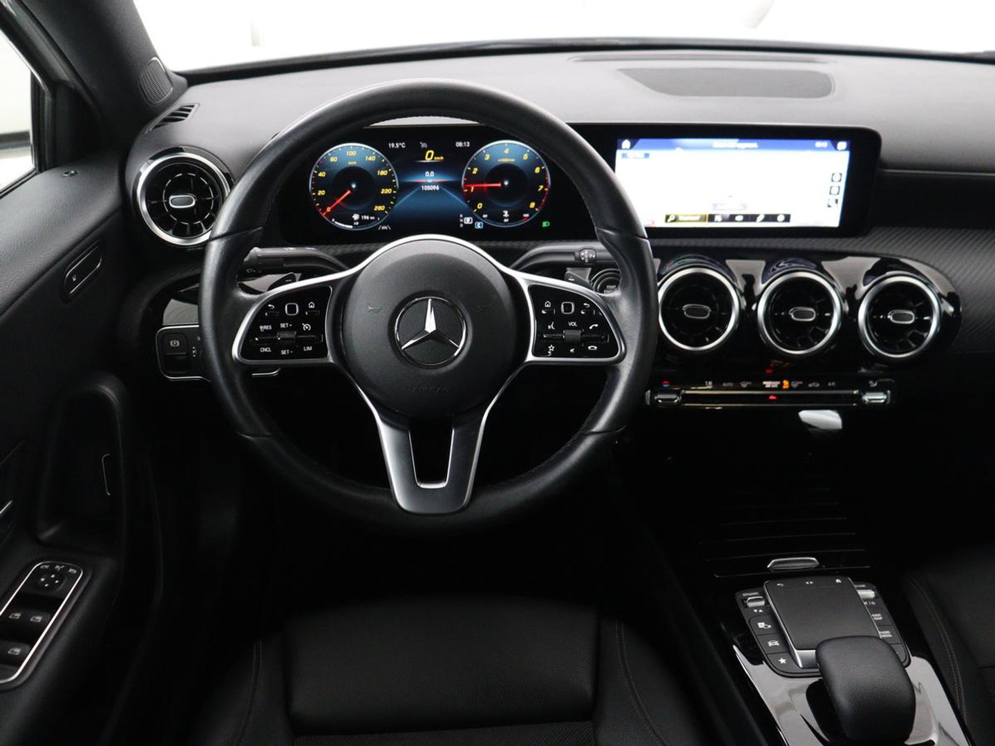 Mercedes-Benz A-Klasse 180 Business Solution | Panoramadak | Stoelverwarming | Full LED | Half leder | Widescreen | Navigatie | Park Assist | Cruise control | Camera | Bluetooth | Climate control