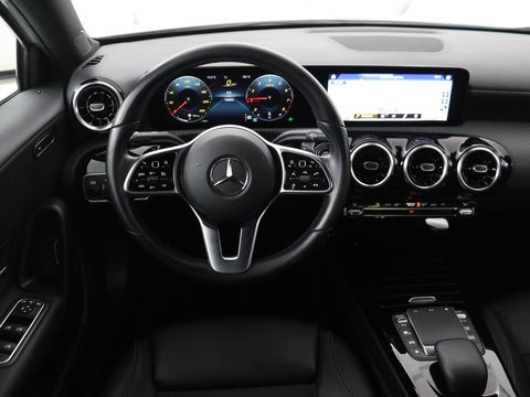 Mercedes-Benz A-Klasse 180 Business Solution | Panoramadak | Stoelverwarming | Full LED | Half leder | Widescreen | Navigatie | Park Assist | Cruise control | Camera | Bluetooth | Climate control