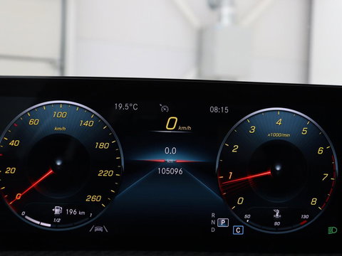 Mercedes-Benz A-Klasse 180 Business Solution | Panoramadak | Stoelverwarming | Full LED | Half leder | Widescreen | Navigatie | Park Assist | Cruise control | Camera | Bluetooth | Climate control