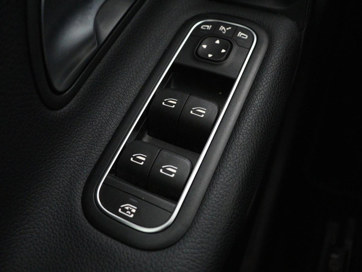 Mercedes-Benz A-Klasse 180 Business Solution | Panoramadak | Stoelverwarming | Full LED | Half leder | Widescreen | Navigatie | Park Assist | Cruise control | Camera | Bluetooth | Climate control