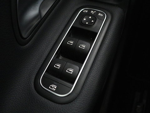 Mercedes-Benz A-Klasse 180 Business Solution | Panoramadak | Stoelverwarming | Full LED | Half leder | Widescreen | Navigatie | Park Assist | Cruise control | Camera | Bluetooth | Climate control