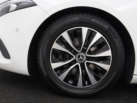 Mercedes-Benz A-Klasse 180 Business Solution | Panoramadak | Stoelverwarming | Full LED | Half leder | Widescreen | Navigatie | Park Assist | Cruise control | Camera | Bluetooth | Climate control