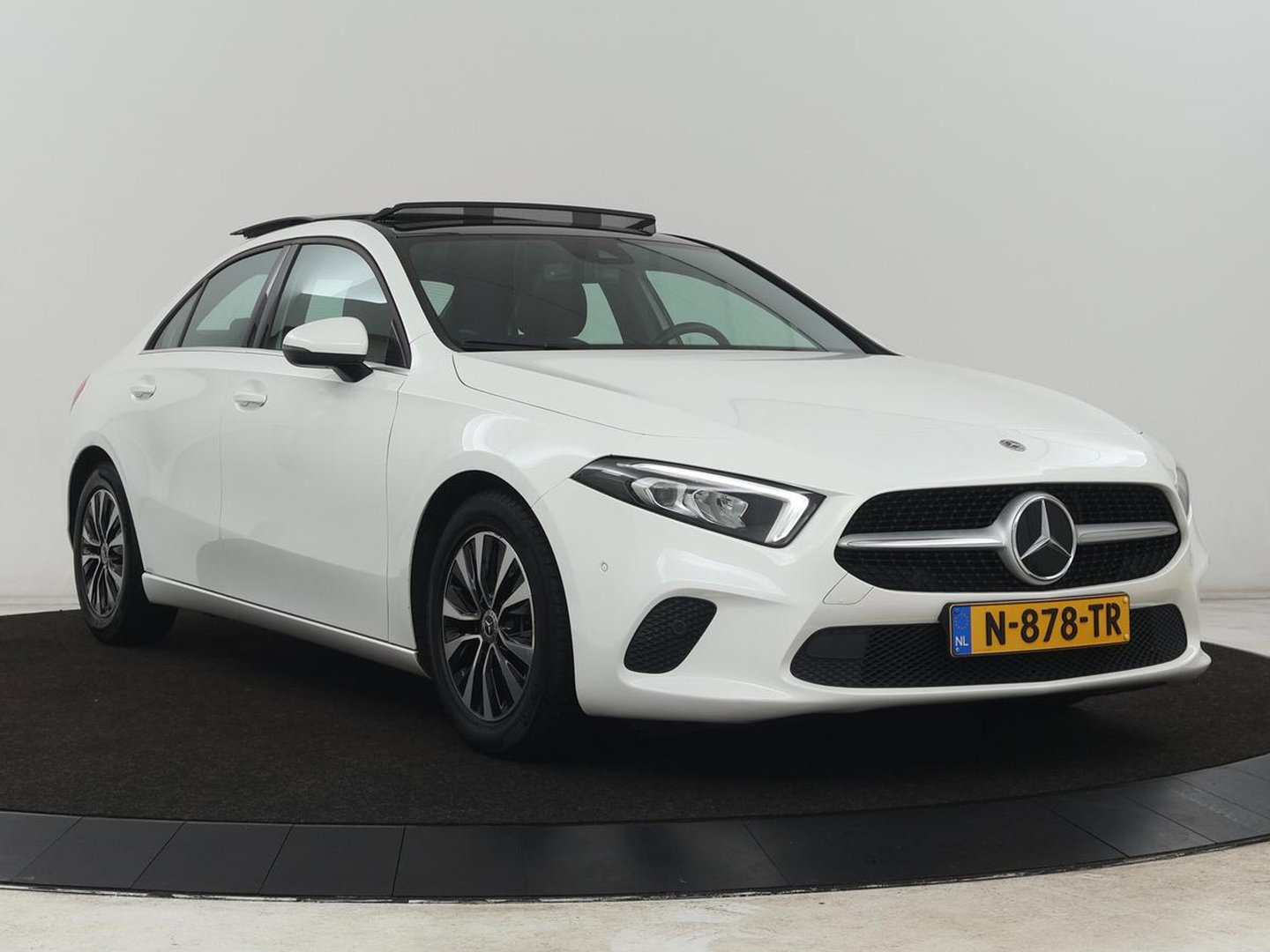 Mercedes-Benz A-Klasse 180 Business Solution | Panoramadak | Stoelverwarming | Full LED | Half leder | Widescreen | Navigatie | Park Assist | Cruise control | Camera | Bluetooth | Climate control