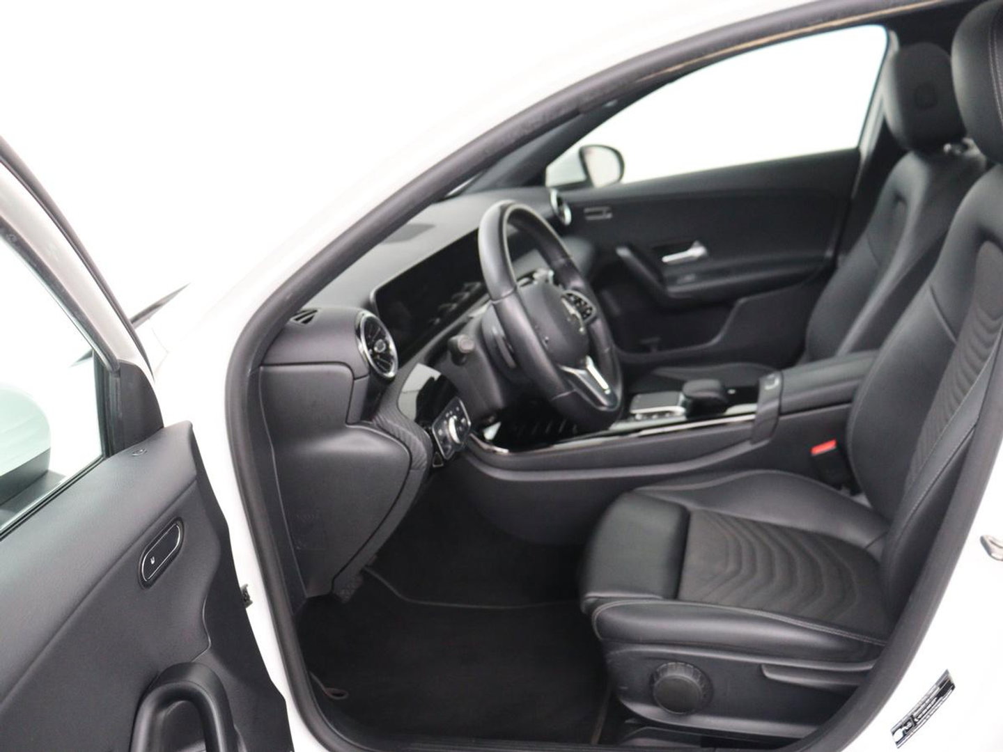 Mercedes-Benz A-Klasse 180 Business Solution | Panoramadak | Stoelverwarming | Full LED | Half leder | Widescreen | Navigatie | Park Assist | Cruise control | Camera | Bluetooth | Climate control