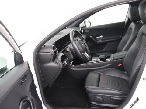 Mercedes-Benz A-Klasse 180 Business Solution | Panoramadak | Stoelverwarming | Full LED | Half leder | Widescreen | Navigatie | Park Assist | Cruise control | Camera | Bluetooth | Climate control