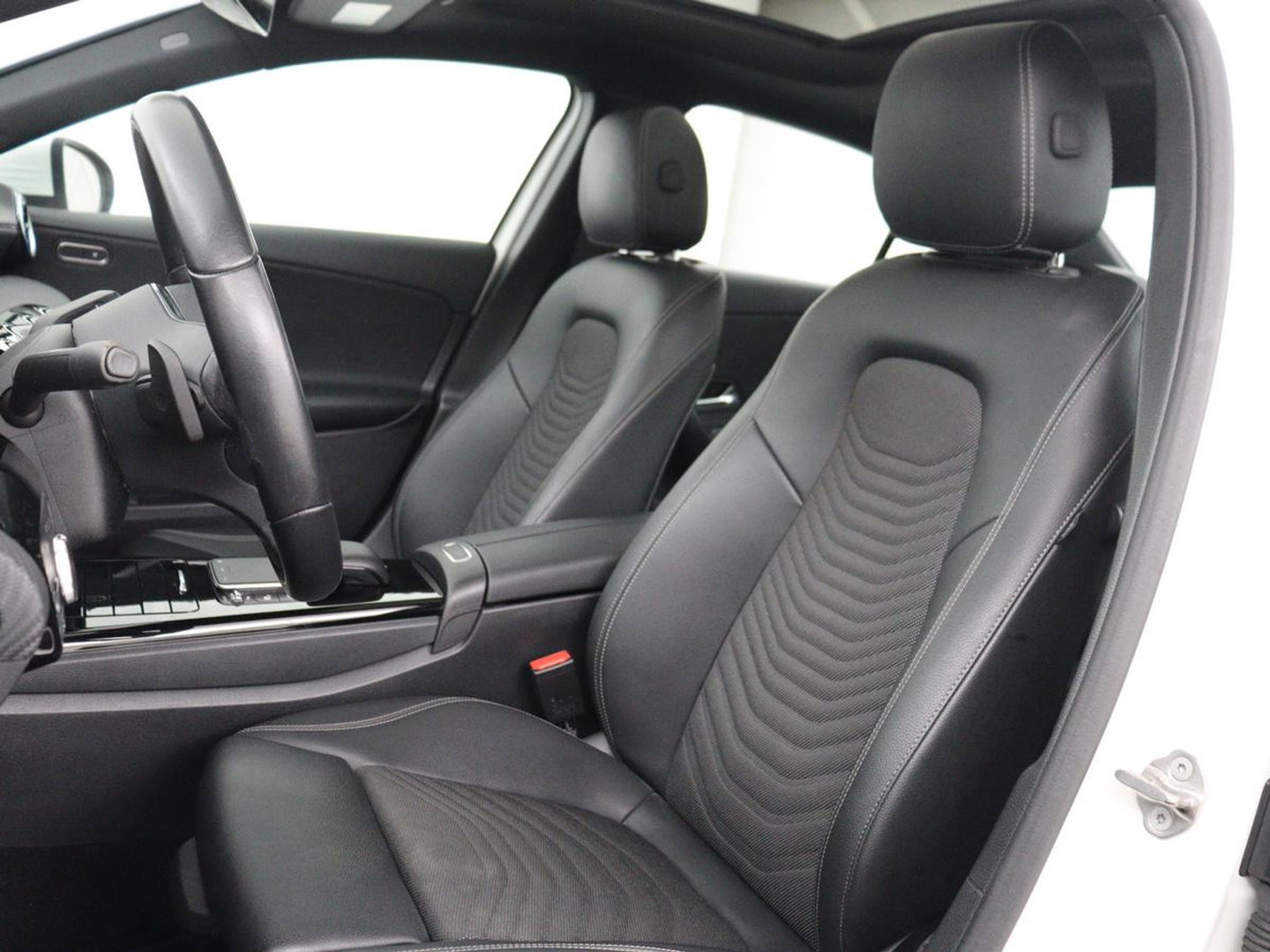 Mercedes-Benz A-Klasse 180 Business Solution | Panoramadak | Stoelverwarming | Full LED | Half leder | Widescreen | Navigatie | Park Assist | Cruise control | Camera | Bluetooth | Climate control